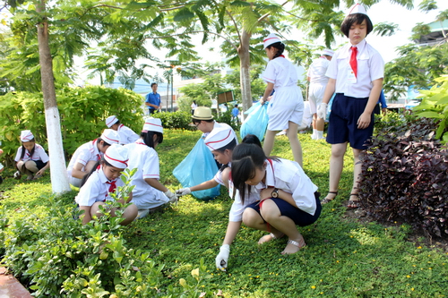 Các em thiếu nhi thực hiện Công trình Xanh - Sạch - Đẹp và chăm sóc cây hoa tại công viên huyện Cái Bè